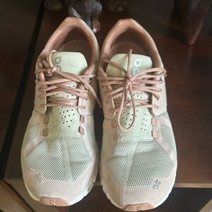 On cloud Women's Running shoes